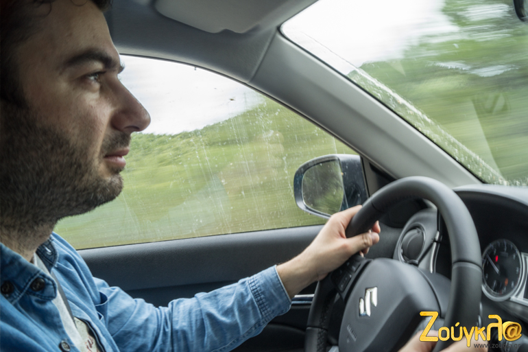 Στο νεό Vitara με το αυτόματο κιβώτιο δεν αφήνεις ποτέ τα χέρια από το τιμόνι...