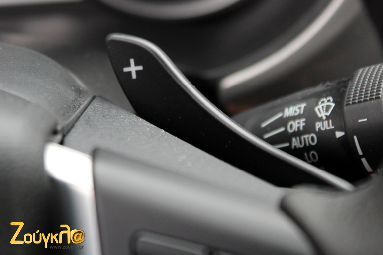 Τα paddles βρίσκονται πίσω από το τιμόνι και με αυτά ο οδηγός μπορεί να αλλάζει ταχύτητες...