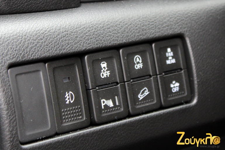Κουμπιά με διάφορες λειτουργίες που αφορούν την οδήγηση...