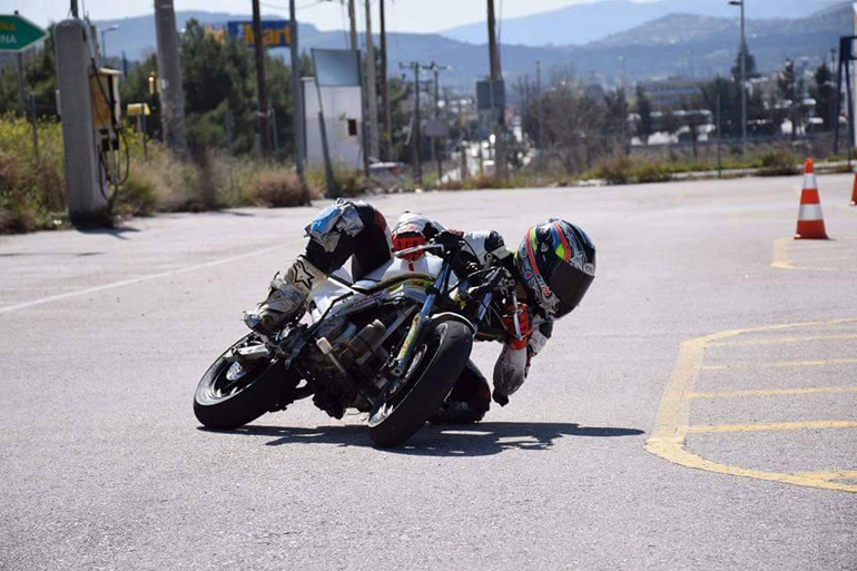 Ο Νότης Παπαπαύλου οδηγεί... 