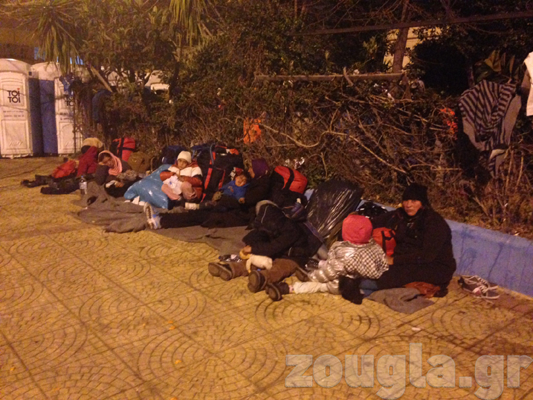 Πρόσφυγες έχουν ξαπλώσει στο πεζοδρόμιο