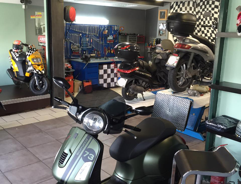 Σε αυτό το σημείο βρέθηκε ο κλέφτης και στο εμπρός δεξί μηχανάκι ήταν οι δύο μηχανικοί. Όλα έγιναν τόσο αθόρυβα που κανείς δεν κατάλαβε εκείνη την ώρα τι και πως συνέβη...