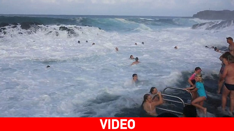 Σοκ: Τεράστια κύματα «καταπίνουν» παιδιά και μεγάλους σε ακτή στην Αυστραλία