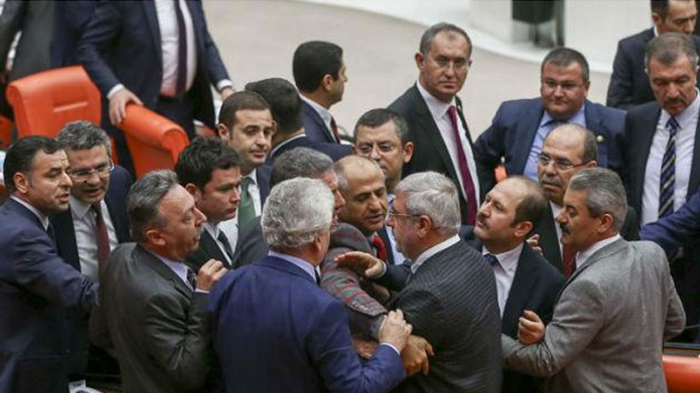 Πιάστηκαν στα χέρια στην τουρκική Βουλή για τον «δικομανή» Ερντογάν