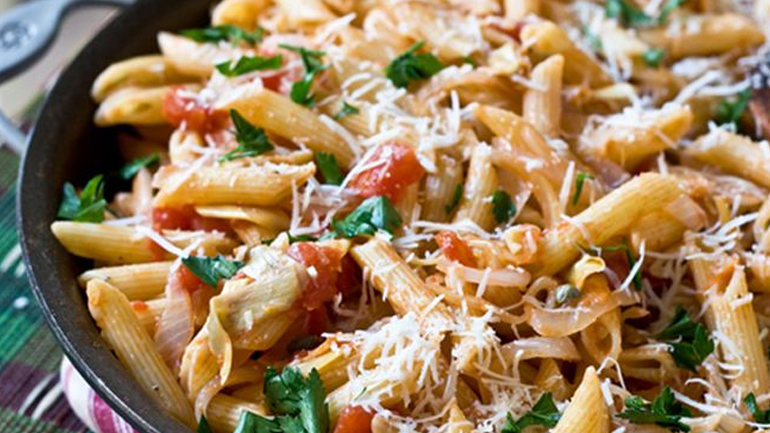 Πέννες με καπνιστή πανσέτα και αγκινάρες