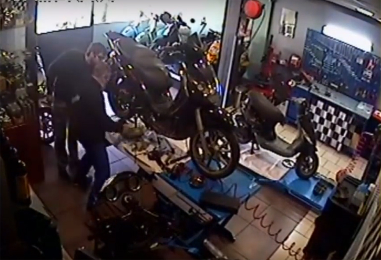 Την ώρα που οι δύο μηχανικοί εργάζονται η... τύχη τους δουλεύει