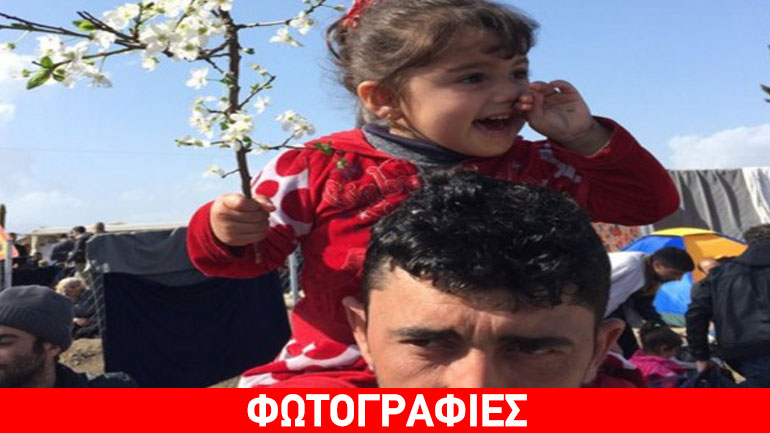 Πρόσφυγες έπλεξαν λουλούδια στη σιδερόφραχτη περίφραξη της Ειδομένης