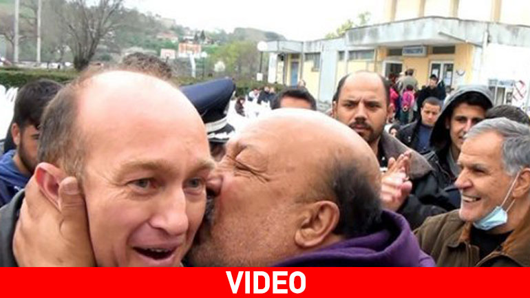 Πρόσφυγες στα Τρίκαλα «έπνιξαν» στα φιλιά τους αστυνομικούς