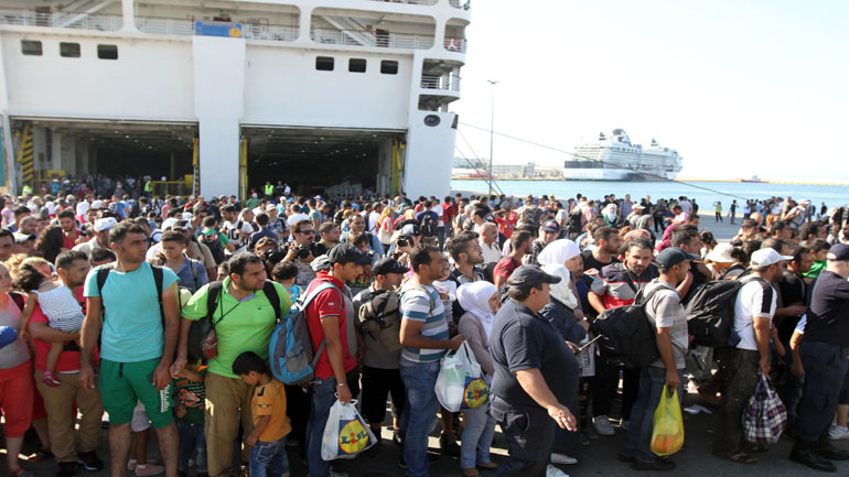 Νέες αφίξεις προσφύγων στο λιμάνι του Πειραιά