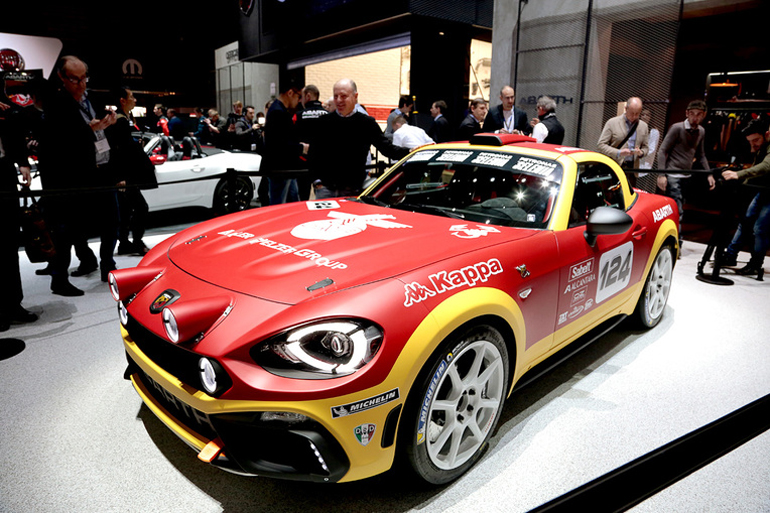 Το Abarth 124 Spider που βγάζει... μάτια τροφοδοτείται από έναν κινητήρα 1.4 λίτρων turbo με απόδοση 170 ίππους. Συνδυάζεται με μηχανικό κιβώτιο έξι σχέσεων... 