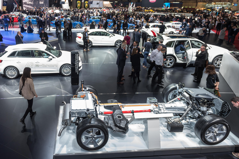 Το περίπτερο της Audi διαθέτει μεγάλη γκάμα μοντέλων. Σε αυτό μπορεί ο επισκέπτης να δει και την 'ακτινογραφία' ενός αυτοκινήτου...