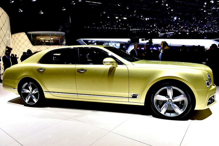 Παγκόσμια πρεμιέρα για την ανανεωμένη Bentley Mulsanne. Εφοδιάζεται με μηχανικό σύνολο V8 χωρητικότητας 6.75 λίτρων με απόδοση πάνω από 500 ίππους και ροπή που θα φτάνει τα 1.020 Nm.  