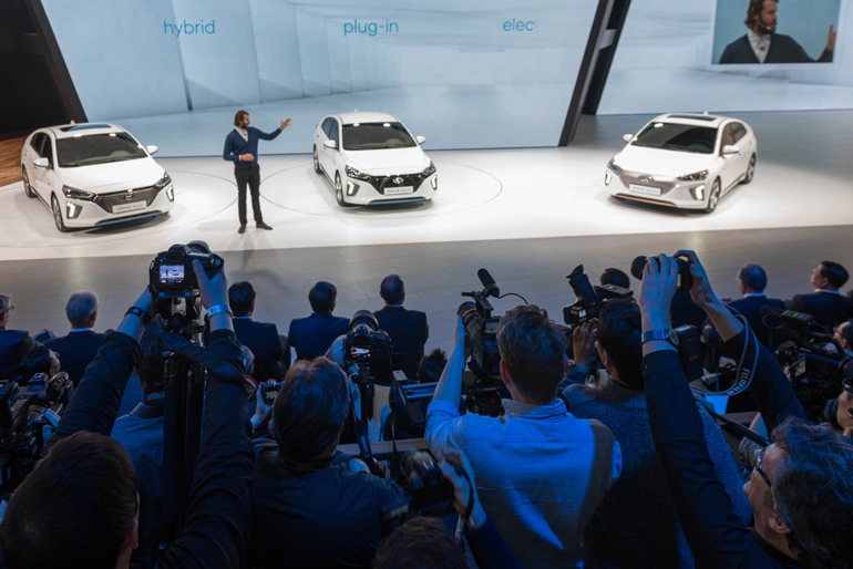 H Hyundai παρουσίασε το IONIQ, ένα υβριδικό μοντέλο που εφοδιάζεται με κινητήρα 1.6 λίτρων και ηλεκτροκινητήρα συνολικής ισχύς 141 ίππων. Σύμφωνα με τους Κορεάτες έχει τη δυνατότητα να κινηθεί και αμιγώς ηλεκτρικά για αποστάσεις 50 χιλιομέτρων... 