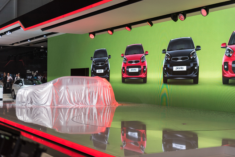 Κλασική εικόνα σε μία έκθεση αυτοκινήτου...