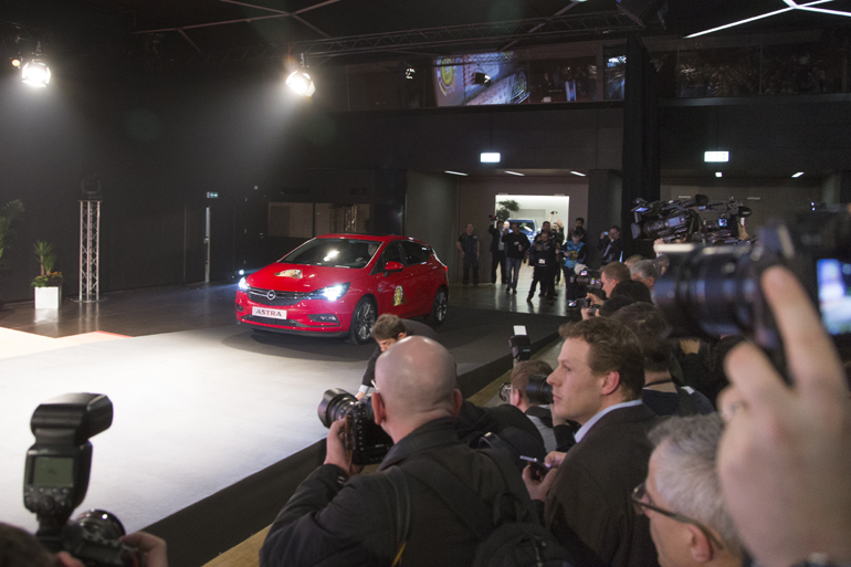 H τελευταία γενιά του Opel Astra ψηφίστηκε Αυτοκίνητο της Χρονιάς από τα μέλη του COTY που το απαρτίζουν δημοσιογράφοι από την Ευρώπη (μεταξύ αυτών και ένας Έλληνας). Η ανακοίνωση με την τελική βαθμολογία ανακοινώθηκε στην έκθεση της Γενεύης...