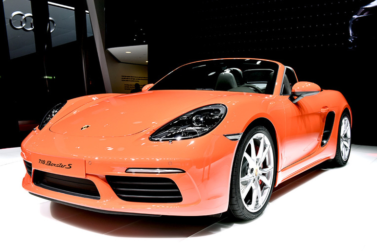 Πρεμιέρα για την ολοκαίνουργια Porsche 718 Boxster. Θα είναι διαθέσιμη με εκδόσεις που θα φτάνουν και τους 350 ίππους...