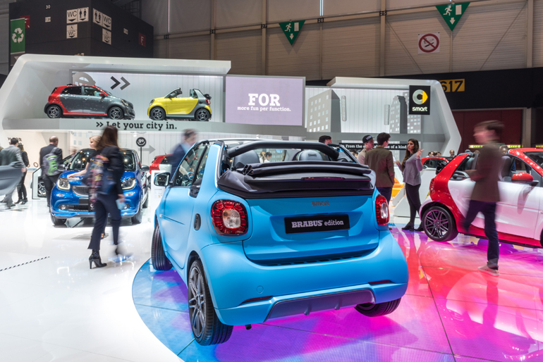 Το νέο fortwo cabrio που φέρει την υπογραφή της Brabus είναι ένα ξεχωριστό Smart. στην συγκεκριμένη μάλιστα απόχρωση του μπλε θα παραχθεί σε μόλις 200 μονάδες και τιμές που θα ξεκινούν τα 30.000 ευρώ... 