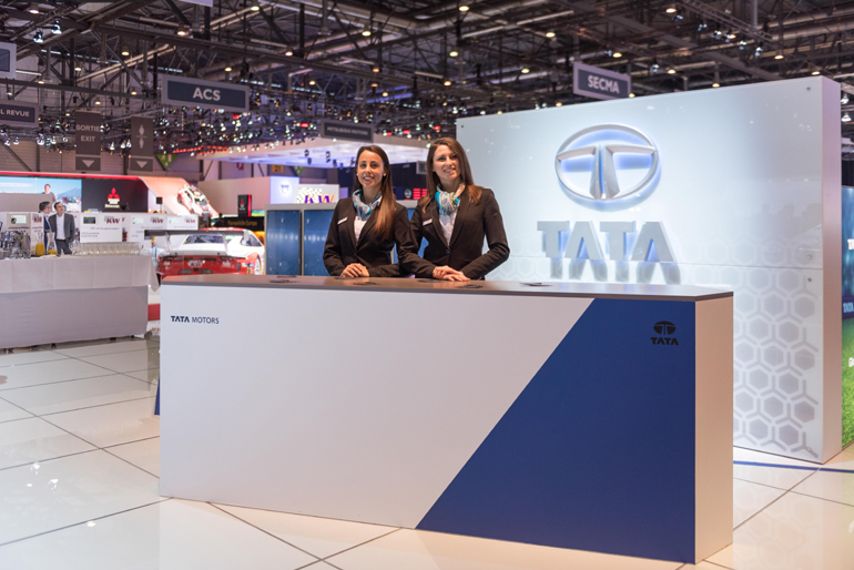 Στο εξωτερικό υπάρχει και η μάρκα ΤΑΤΑ... Στην φωτογραφία τα κορίτσια της υποδοχής στο περίπτερο της εταιρείας...