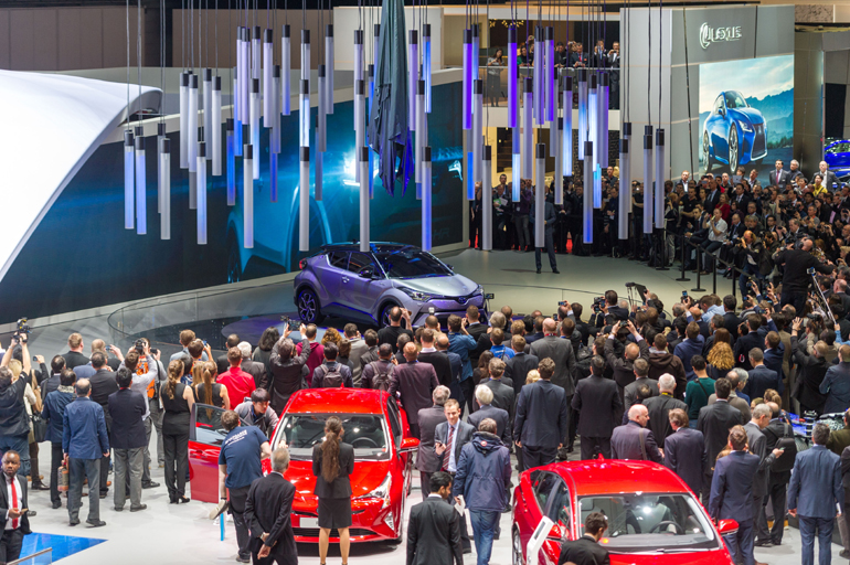 To C-HR είναι η νέα πρόταση της Toyota στην κατηγορία των μικρών SUV ή αλλιώς Crossover. Πρόκειται για ένα υβριδικό μοντέλο που εφοδιάζεται, εκτός του ηλεκτροκινητήρα με έναν ακόμα βενζίνης χωρητικότητας 1.2 λίτρων. Σύντομα θα πάρει το δρόμο για την γραμμή παραγωγής...