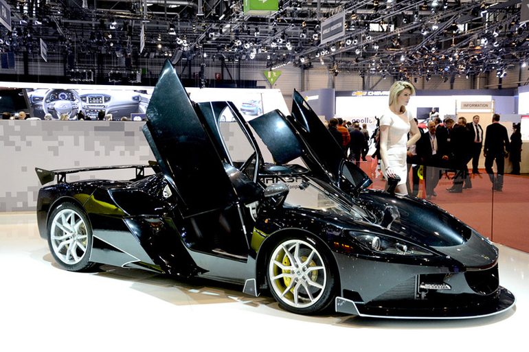 To Arash AF10 είναι ένα υβριδικό super car που τροφοδοτείται από ένα κινητήρα 6.2 λίτρων και με τέσσερις ηλεκτροκινητήρες με συνολική απόδοση 2.300 ίππους και ροπή που αγγίζει τα 2.280 Nm! Η τιμή του υπολογίζεται κοντά στο 1.5 εκατομμύριο ευρώ... 