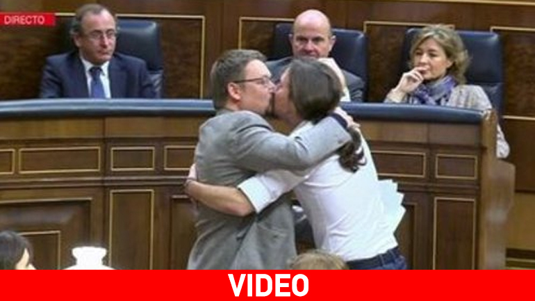 Ο Ιγκλέσιας των Podemos επικροτεί βουλευτή του με ένα θερμό φιλί στο στόμα