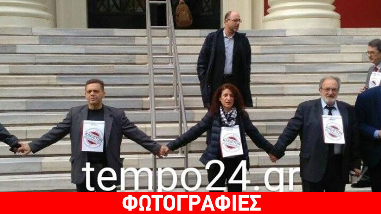 Με ανθρώπινη αλυσίδα κύκλωσαν τα δικαστήρια οι δικηγόροι της Πάτρας