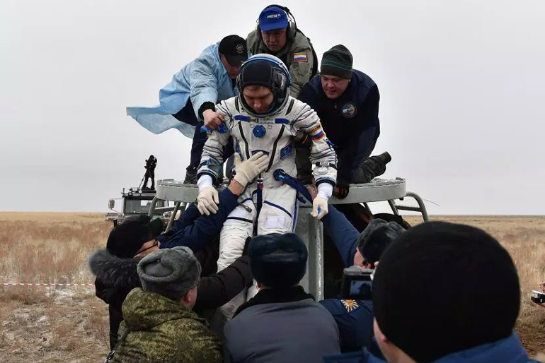 Ο Σεργκέι Βολκόφ βγαίνει υποβασταζόμενος από την κάψουλα