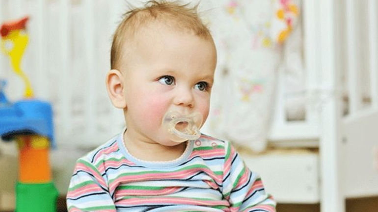 Πώς θα βοηθήσετε το παιδί να αποχωριστεί την πιπίλα