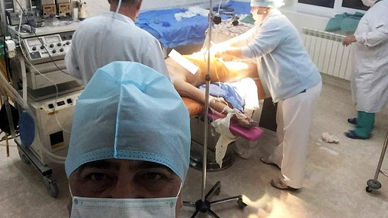 Σοκ: Γιατρός άφησε τη γέννα στη μέση για να βγάλει selfie με τη γυμνή-ναρκωμένη ετοιμόγεννη