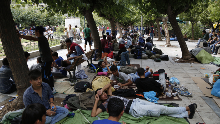 Περίπου 200 οι πρόσφυγες στην πλατεία Βικτωρίας