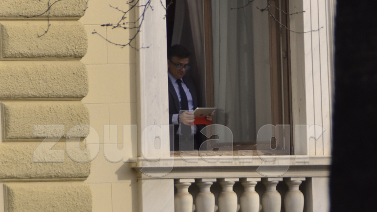 Η ενημέρωση στο μπαλκόνι του Μεγάρου…