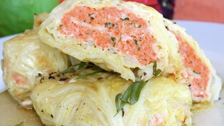 Σολομός κρυμμένος σε φωλιές λάχανου