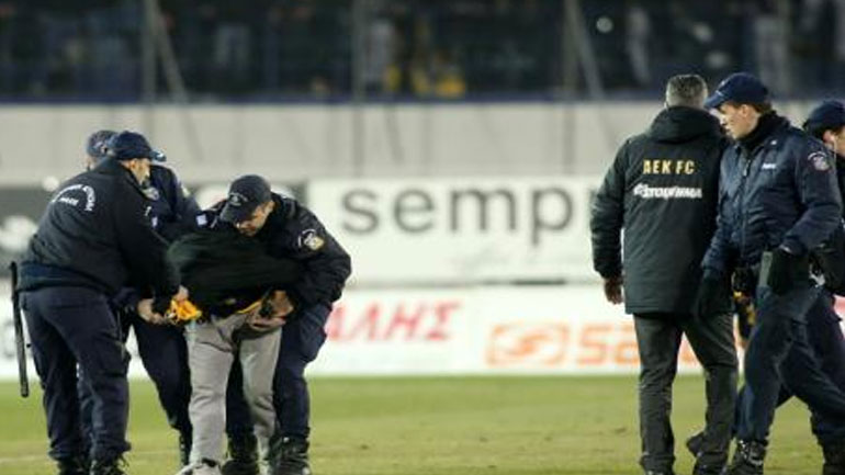 Ταυτοποιήθηκε ο χούλιγκαν που μαχαίρωσε οπαδό στο Ατρόμητος – ΑΕΚ