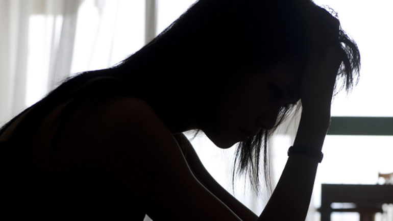 Σοκ: 49χρονη έκοψε τον λαιμό της μπροστά στη μητέρα της