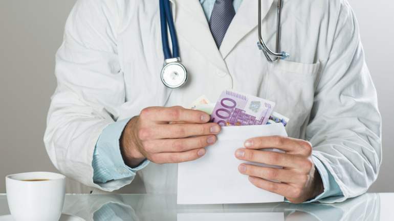 Έπιασαν στα «πράσα» γυναικολόγο δημοσίου νοσοκομείου για φακελάκι 650 ευρώ