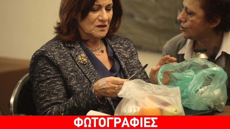 Η Θεανώ Φωτίου καθαρίζει φρούτα πριν την ομιλία Τσίπρα