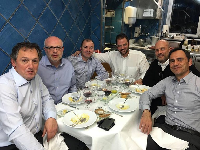 Από αριστερά: Νίκος Μαρτίνος (PR Volvo), Βαγγέλης Κιούσης (in.gr - Βήμα), Νίκος Μερτέκης (Car&Driver), Τάκης Τρακουσέλης (newsauto.gr, Πρώτο Θέμα), Γιάννης Πετούλης (πρόεδρος Volvo), Γιώργος Βασιλάκης (Πρόεδρος ΣΕΑΑ)