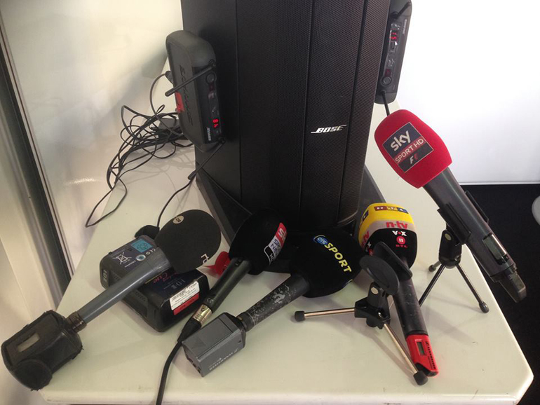 Το μικρόφωνο του OTE TV ανάμεσα στα αντίστοιχα από κορυφαία τηλεοπτικά δίκτυα...