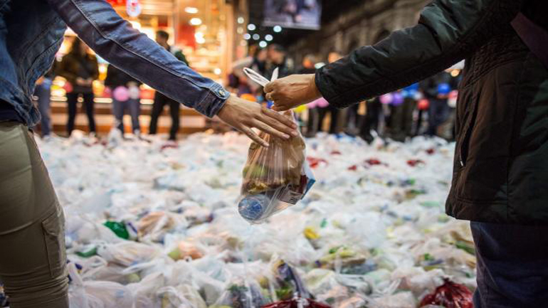 Συγκέντρωση τροφίμων και ρουχισμού για τους πρόσφυγες από τον δήμο Πεντέλης