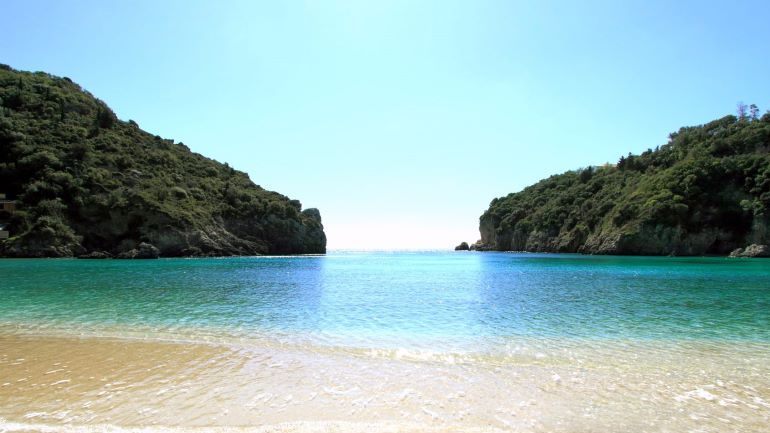 Από το γάβγισμα σκύλου ανακάλυψαν πτώμα σε παραλία της Κέρκυρας