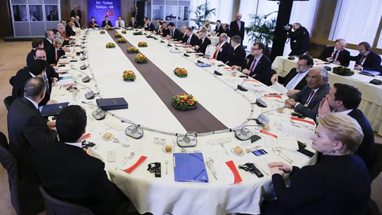 Μετά το γκουρμέ γεύμα, οι 28 ηγέτες συζητούν για το προσφυγικό