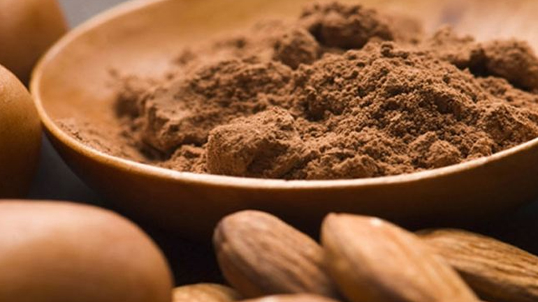 Αμυγδαλόπαστα σε κέικ