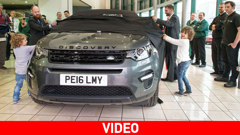 Αφιερωμένο από τη Land Rover και τα παιδιά στη μαμά