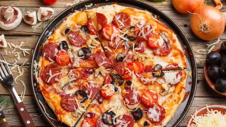 Έσπασε το δόντι της τρώγοντας… πίτσα και αποζημιώθηκε με 1500 ευρώ