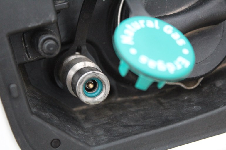 Σε αυτή τη βαλβίδα κουμπώνει η αντλία και γίνεται ανεφοδιασμός με φυσικό αέριο...