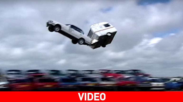 Το μεγαλύτερο άλμα αυτοκινήτου με τρέιλερ…