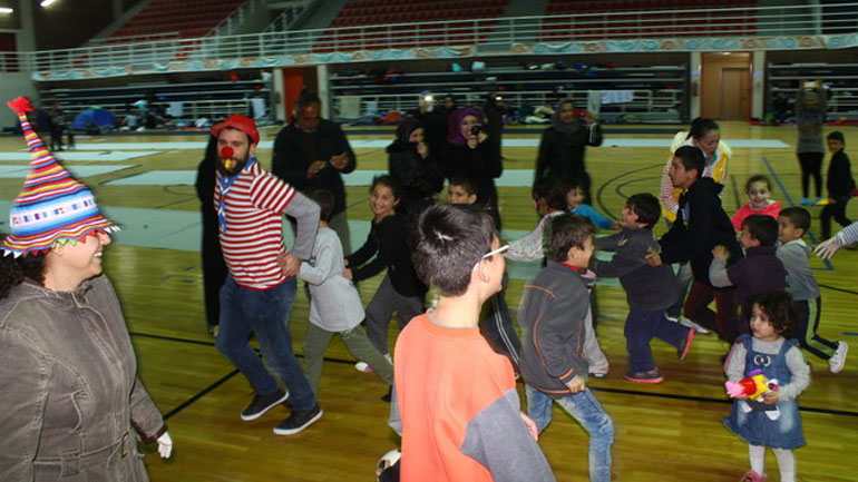 Σε χώρο γιορτής, για τα προσφυγόπουλα, μετατράπηκε γυμναστήριο στη Κοζάνη