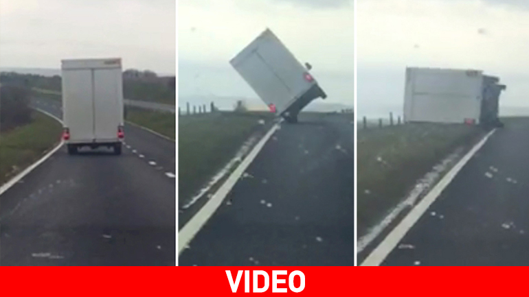 Μ. Βρετανία: Θυελλώδεις άνεμοι προκαλούν ανατροπή φορτηγού