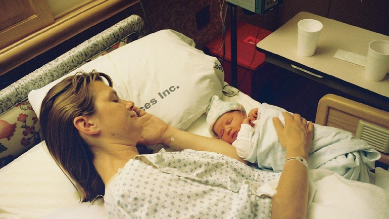 Έρευνα: Οι γυναίκες βιάζονται να φύγουν από το μαιευτήριο μετά τη γέννα