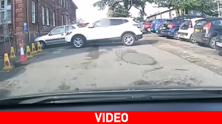 Ακόμα προσπαθεί να βγει από το παρκινγκ!